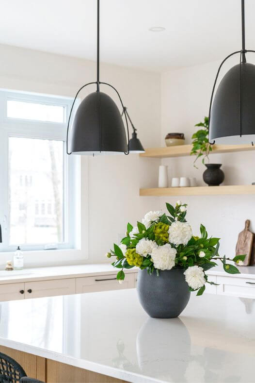 Vase avec fleurs blanches dans une cuisine - Décors Véronneau