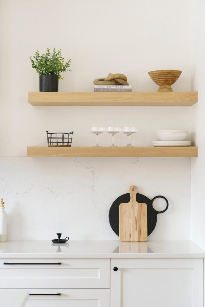 Plant d'eucalyptus dans une cuisine blanche avec tablettes - Décors Véronneau