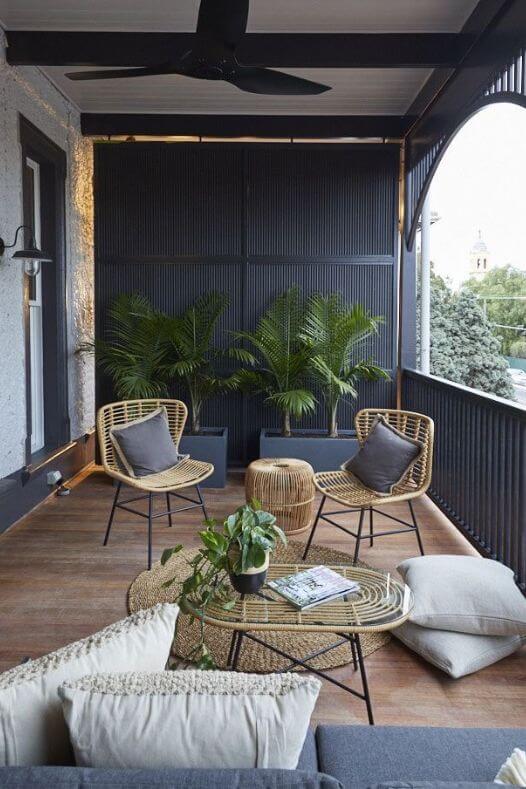 Balcon noir moderne avec palmiers verts et chaises en rotin - Décors Véronneau
