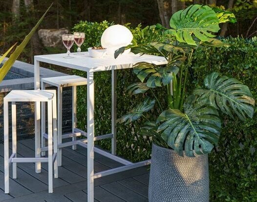 Bar sur balcon avec plantes extérieures et table - Décors Véronneau