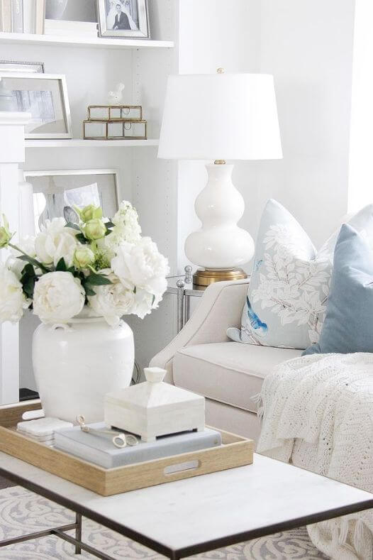 Fleurs blanches dans un salon bleu - Décors Véronneau