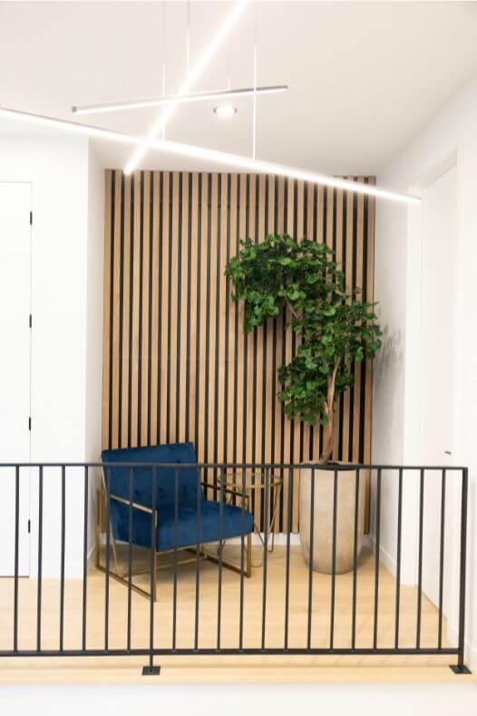 Gingko arbre intérieur dans un décor moderne avec luminaire - Décors Véronneau