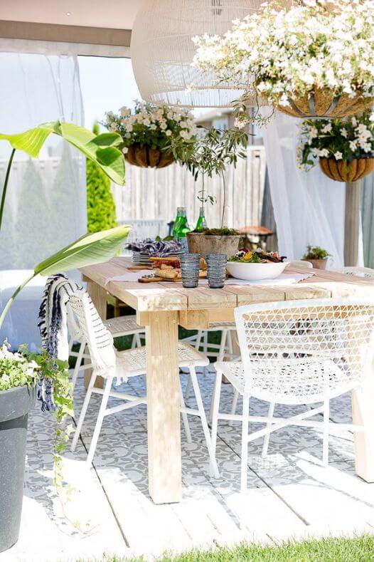Jardinière suspendue extérieure de fleurs blanches - Décors Véronneau