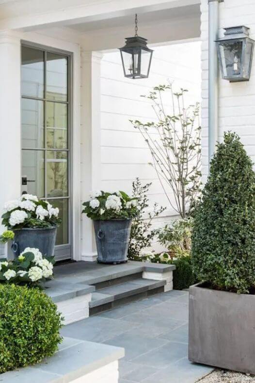 Porte d'entrée avec fleurs blanches et topiaires de buis - Décors Véronneau