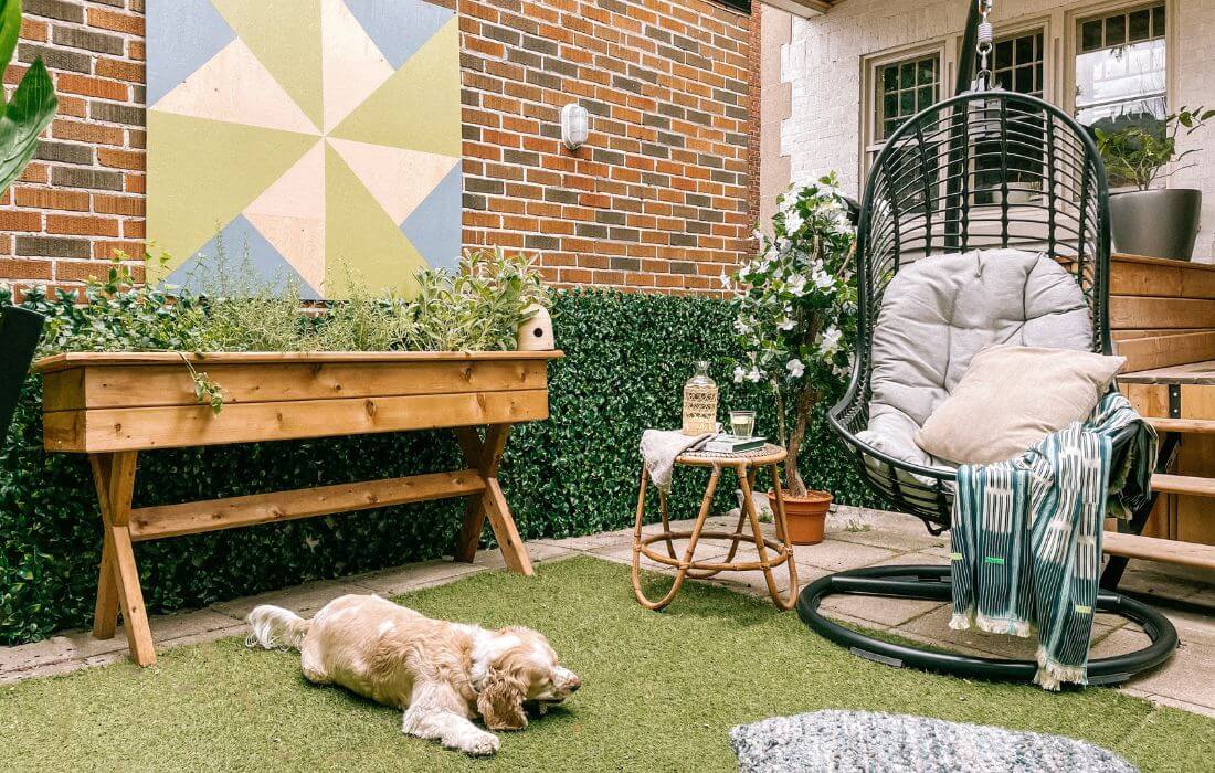 Treillis d'intimité dans une cour avec chien et chaise suspendue - Décors Véronneau