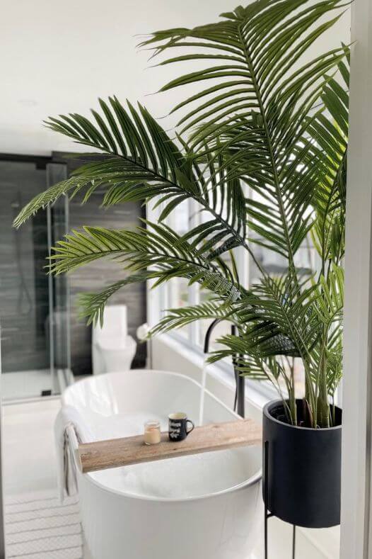 Palmier artificiel dans une salle de bain - Décors Véronneau