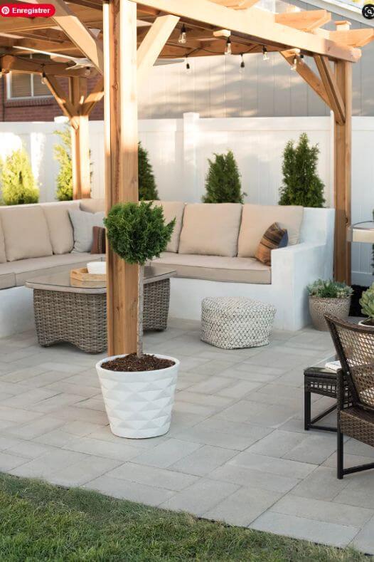 Pergola en bois avec divan en ciment blanc méditerranéen - Décors Véronneau