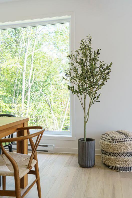 Salle à manger avec olivier artificiel - Décors Véronneau