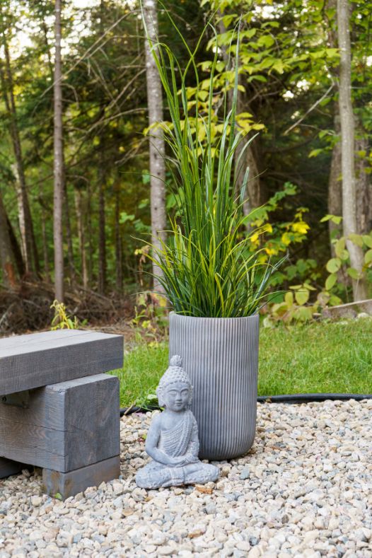 Bouddha statue avec herbes vertes extérieures - Décors Véronneau