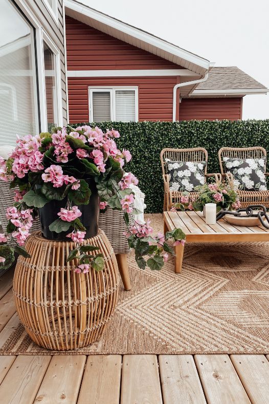 Balcon avec fleurs roses en pot - Décors Véronneau