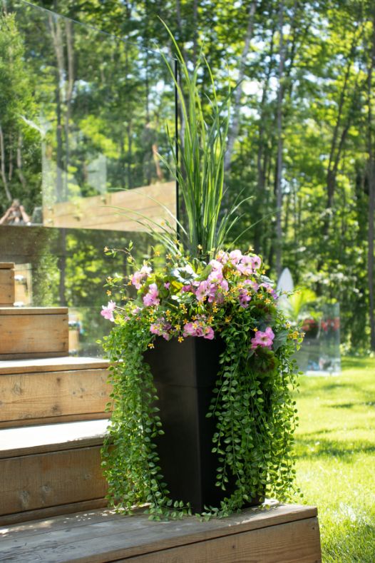 Arrangement floral extérieur de géranium rose - Décors Véronneau