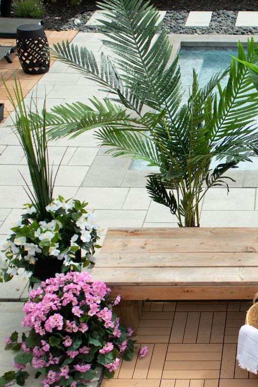 Pot de fleurs roses tropicales et palmier - Décors Véronneau