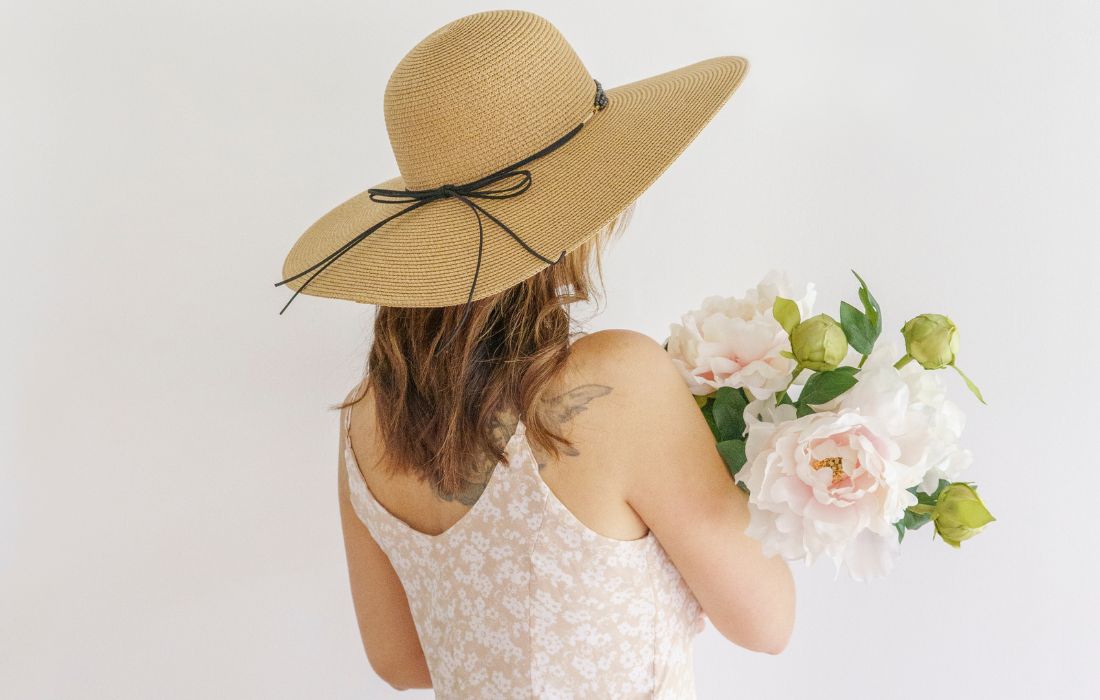 Femme tenant un bouquet de fleurs roses artificielles - Décors Véronneau