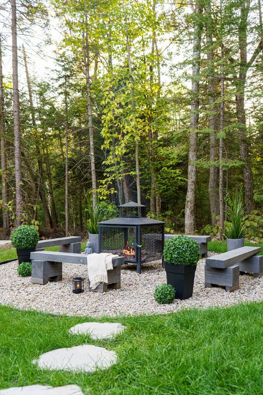 Boules de buis près d'un foyer extérieur - Décors Véronneau