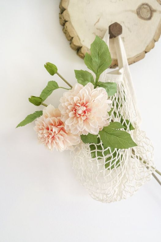Dahlias roses dans un panier suspendu - Décors Véronneau
