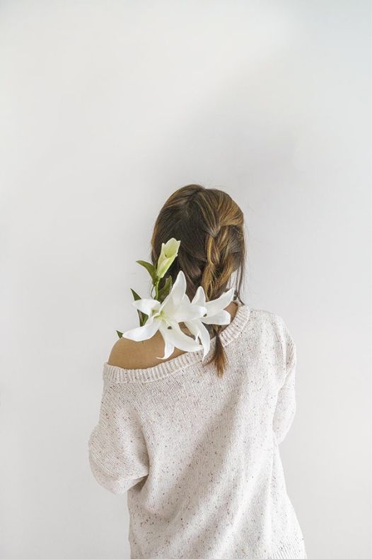 Femme tenant des fleurs de lys blanc - Décors Véronneau