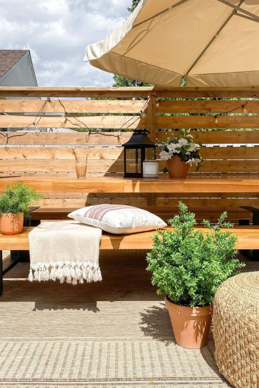 Cache pot en terre cuite extérieur sur balcon - Décors Véronneau
