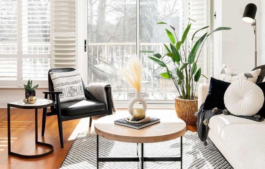 Plante canna artificielle dans un décor de salon avec sofa - Décors Véronneau