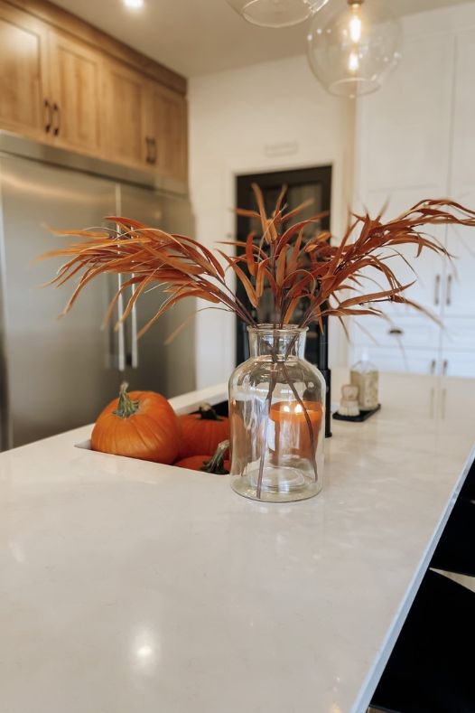 Cuisine décorée pour l'automne avec eucalyptus jaune - Décors Véronneau