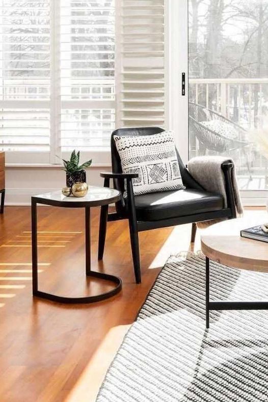 Fauteuil dans un salon avec accessoires déco - Décors Véronneau