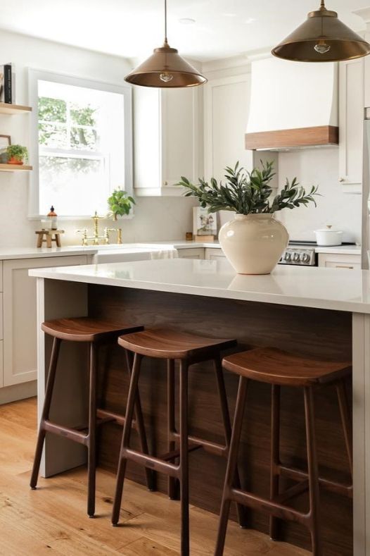 Branches d'olivier dans un vase sur comptoir de cuisine blanc - Décors Véronneau