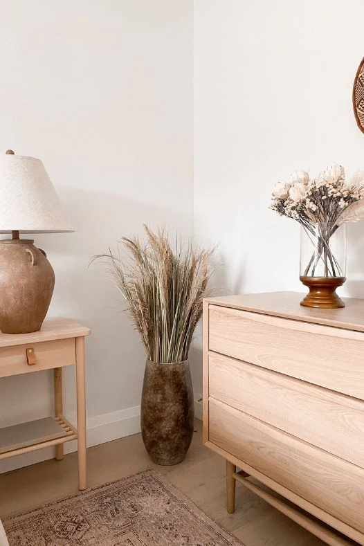 Arrangement en vase avec pampas dans une chambre à coucher - Décors Véronneau