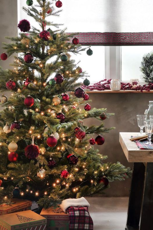 Sapin de Noël décoré de boules rouges - Décors Véronneau