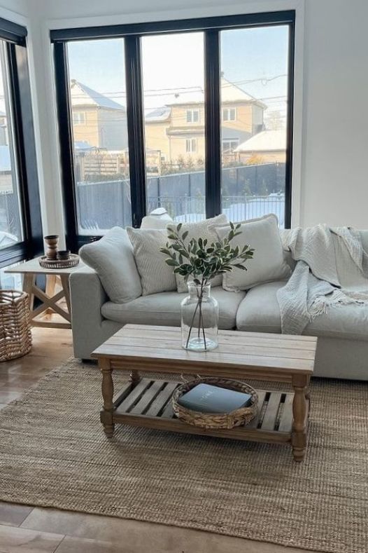 Branche de feuilles panachées dans un vase au salon - Décors Véronneau