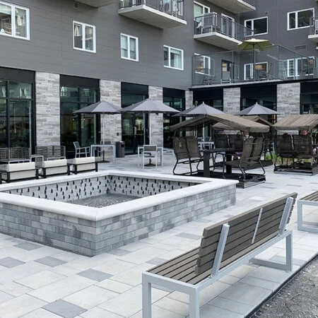 Banc en composite brun avec dossier, 72'' - Décors Véronneau