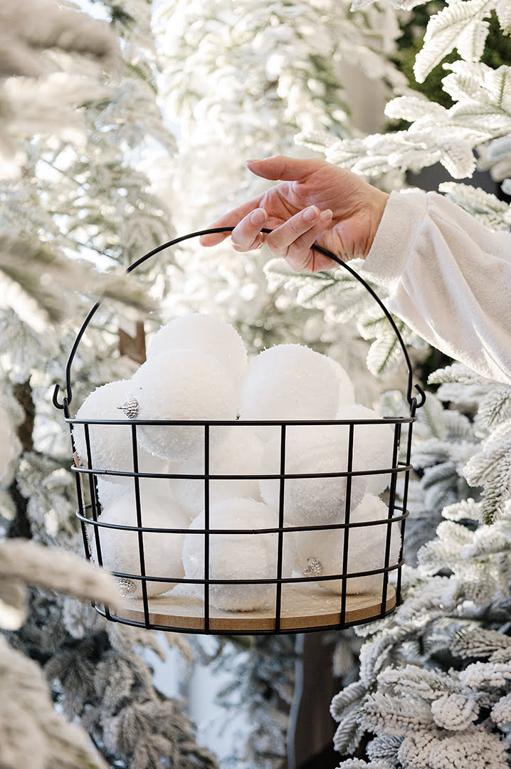Boules de noël dans un panier - Décors Véronneau