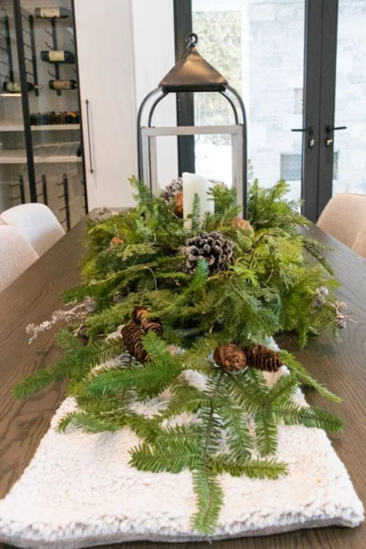 Centre de table avec sapinage et lanterne - Décors Véronneau