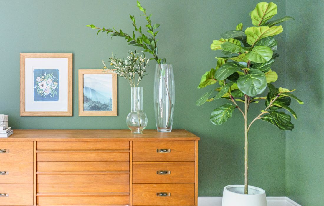 Plante artificielle ficus lyrata dans une chambre - Décors Véronneau