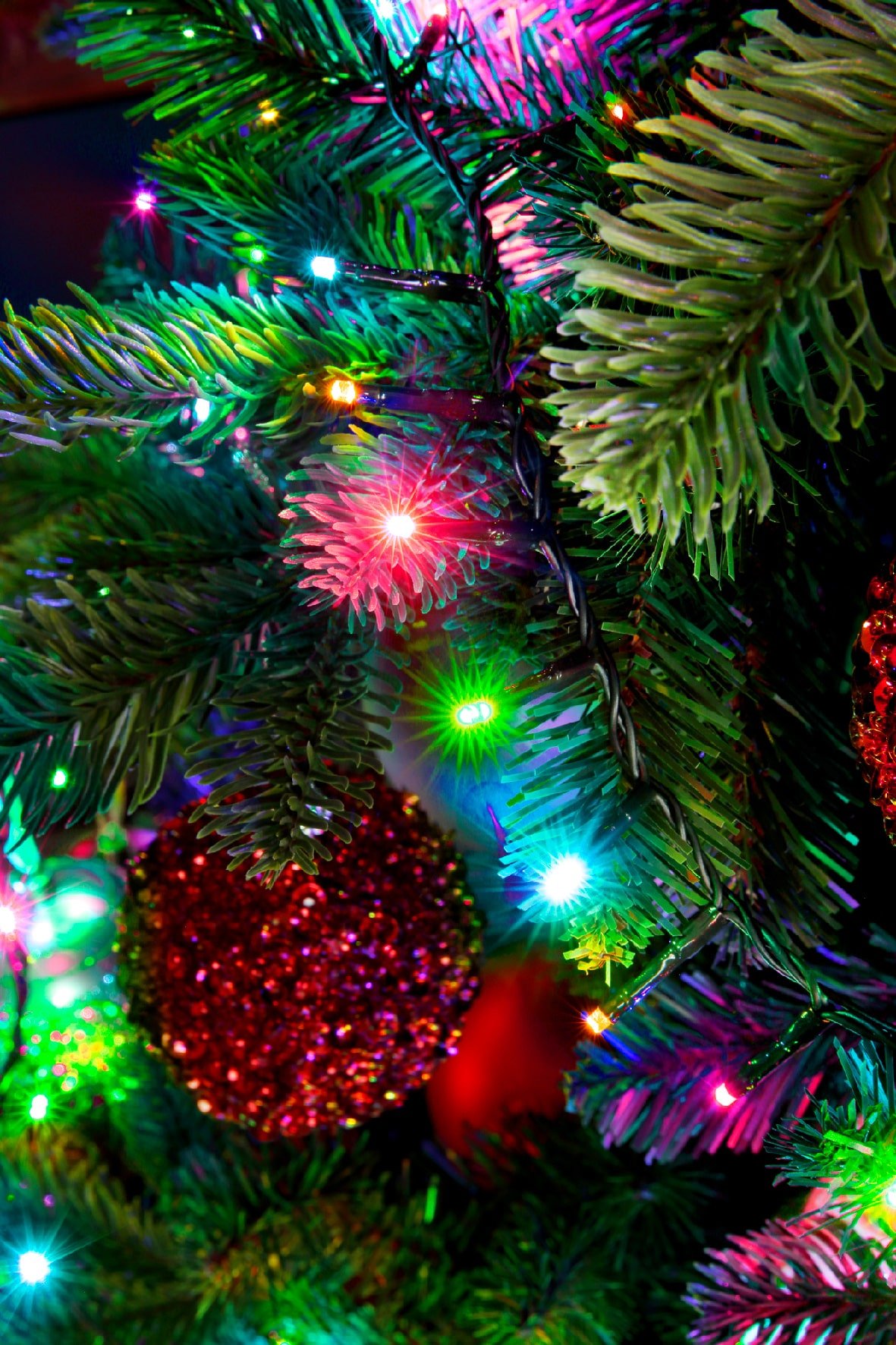 Lumières multicolores dans un sapin de Noël - Décors Véronneau