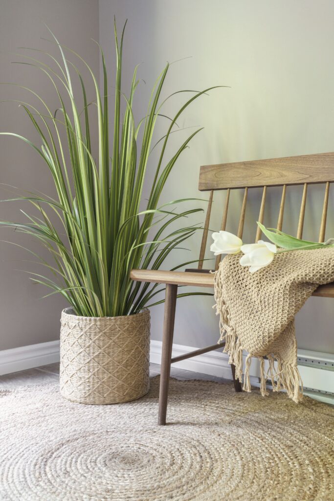 Herbes vertes dans un panier en rotin - Décors Véronneau
