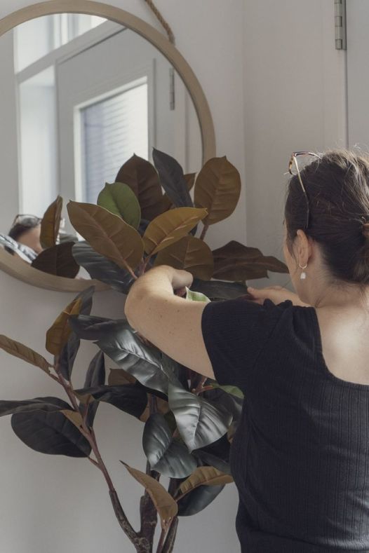 Arbre de magnolia artificiel avec femme plaçant les feuilles - Décors Véronneau
