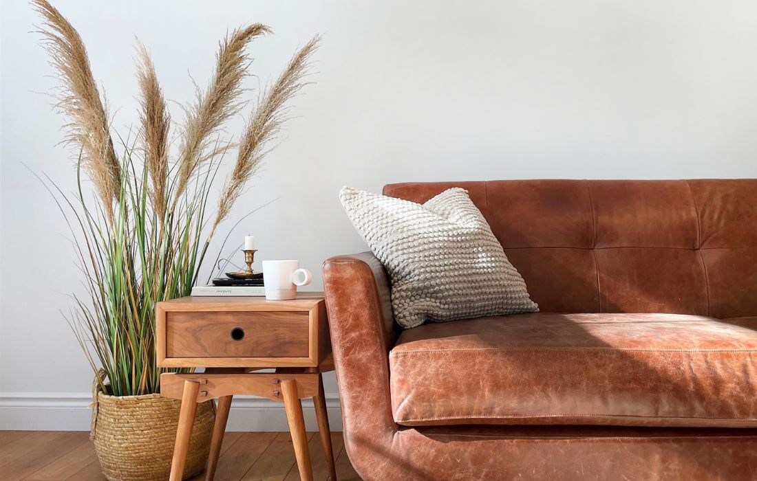 Plant de pampas dans un salon avec divan en cuir - Décors Véronneau