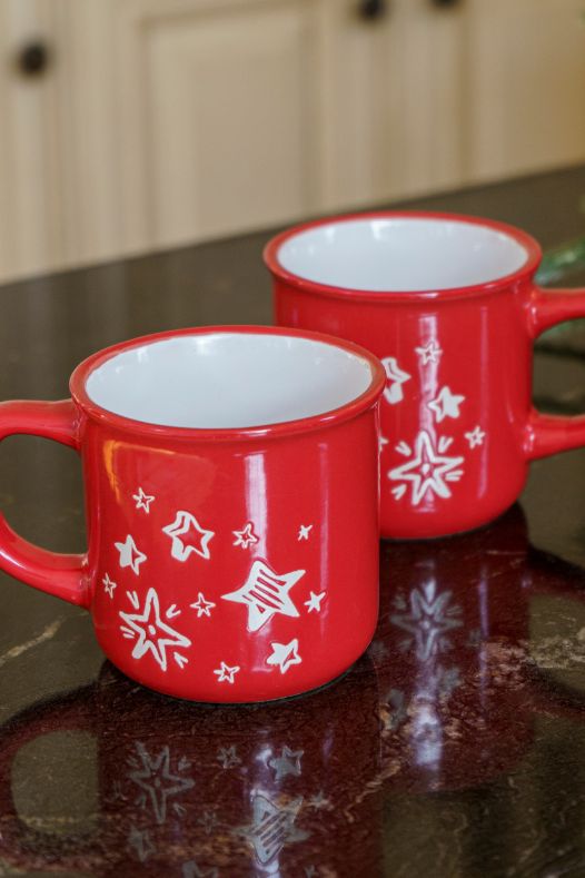 Tasse de Noël rouge - Décors Véronneau