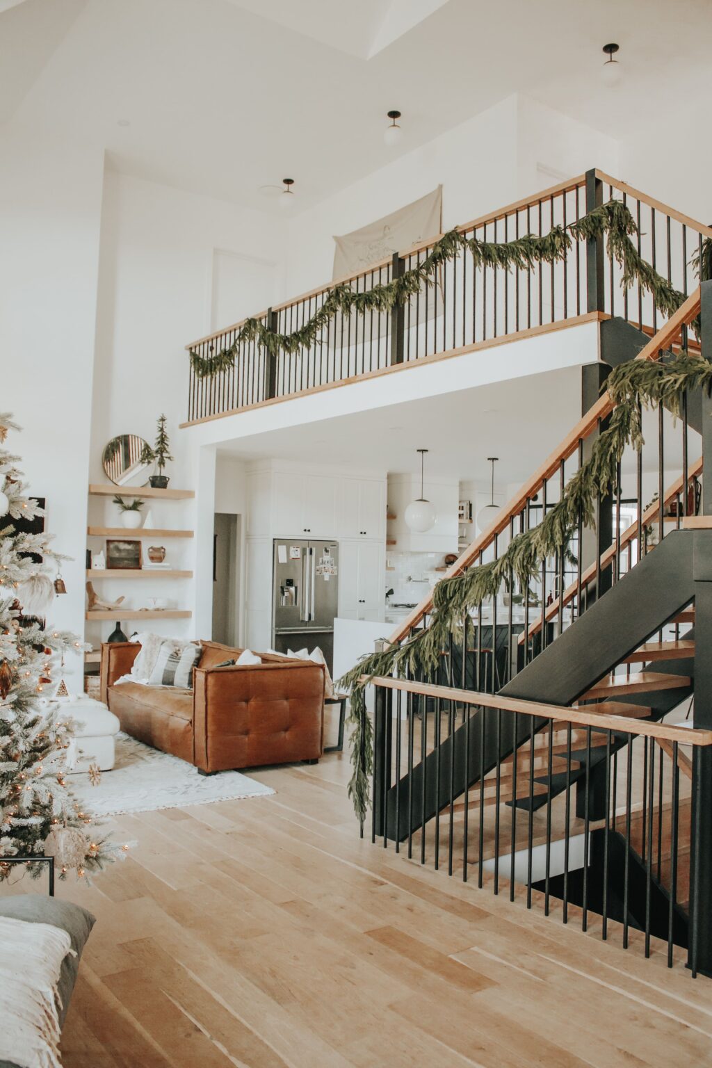 Guirlande de Noël norfolk sur rampe d'escalier