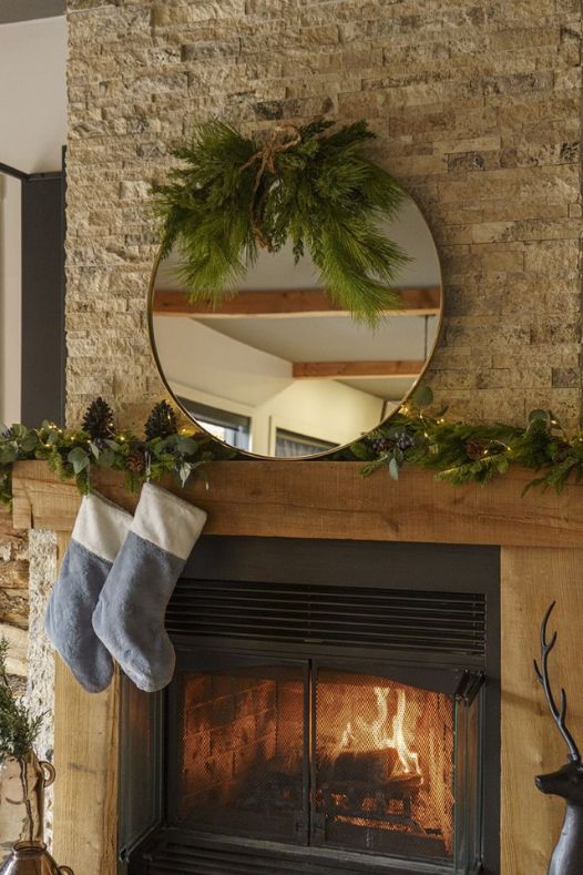 Décor de Noël foyer avec bas et miroir - Décors Véronneau
