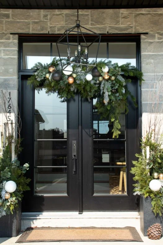 Porche porte d'entrée avec décor de Noël extérieur - Décors Véronneau