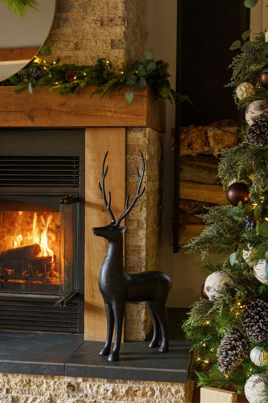 Renne de Noël noir devant foyer - Décors Véronneau