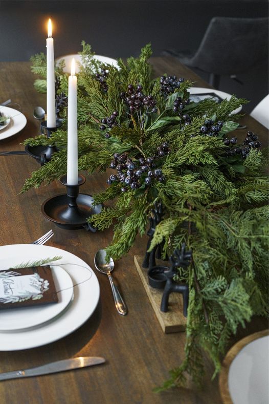Décor de table rustique avec chandeliers et baies bleues - Décors Véronneau
