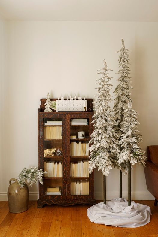 Sapins alpins enneigés avec meuble antique - Décors Véronneau