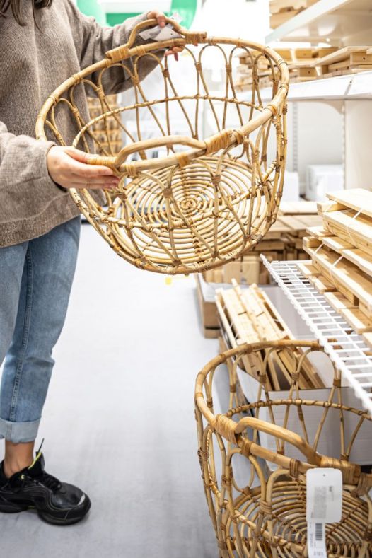 Basket in a bulk home decor store - Décors Véronneau