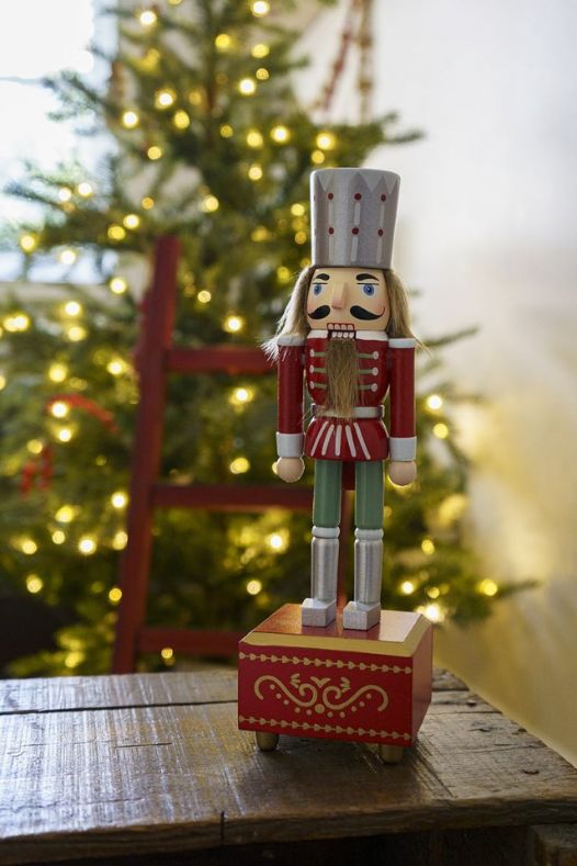 Casse-noisette près d'un sapin de Noël - Décors Véronneau