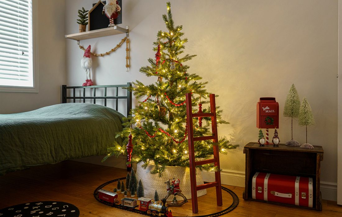 Christmas tree in kid bedroom - Décors Véronneau
