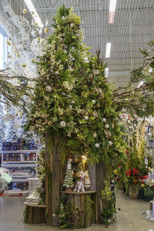 Sapin de Noël géant dans un magasin - Décors Véronneau