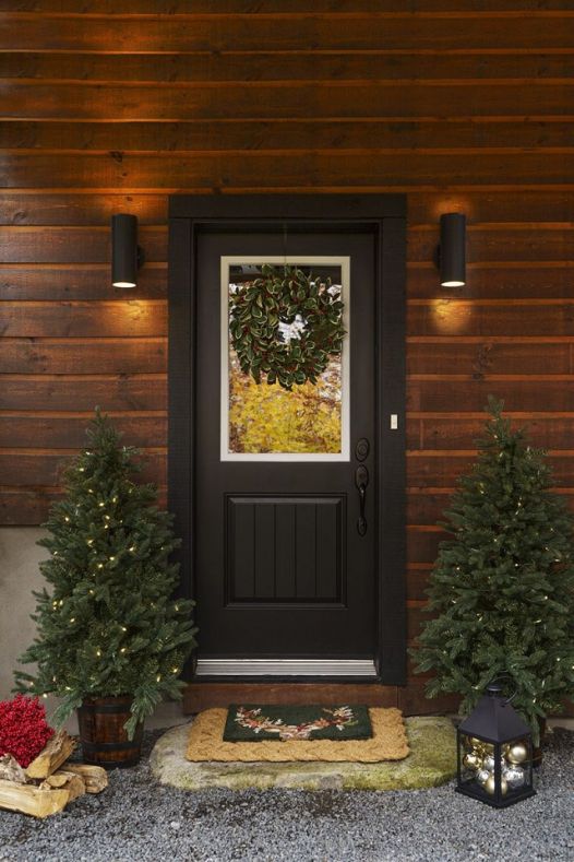 Sapins de Noël extérieurs et couronne sur porte d'entrée - Décors Véronneau