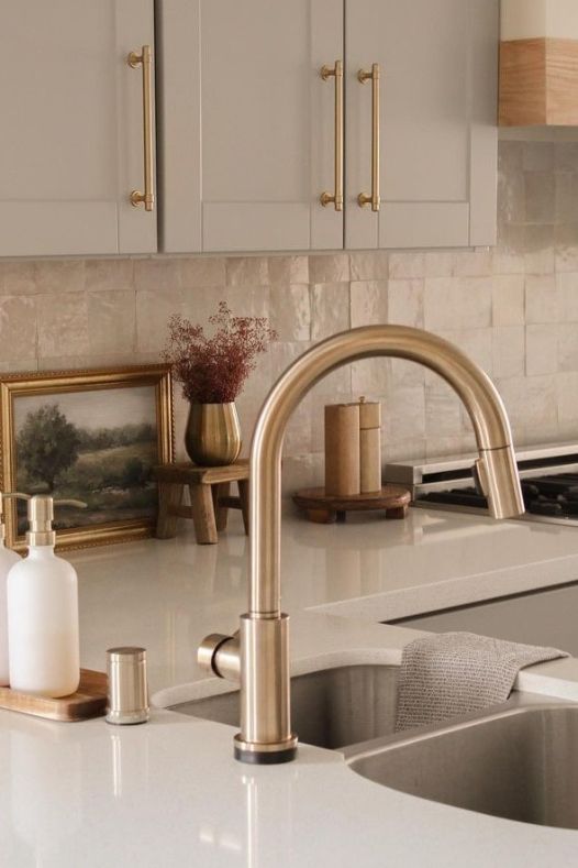 Décor de cuisine avec robinet et poignées en laiton - Décors Véronneau