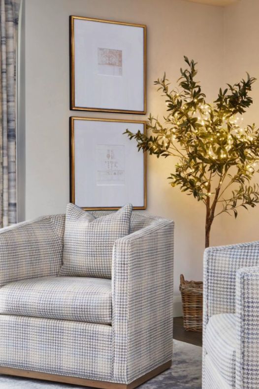 Olivier artificiel illuminé pour Noël dans un salon - Décors Véronneau